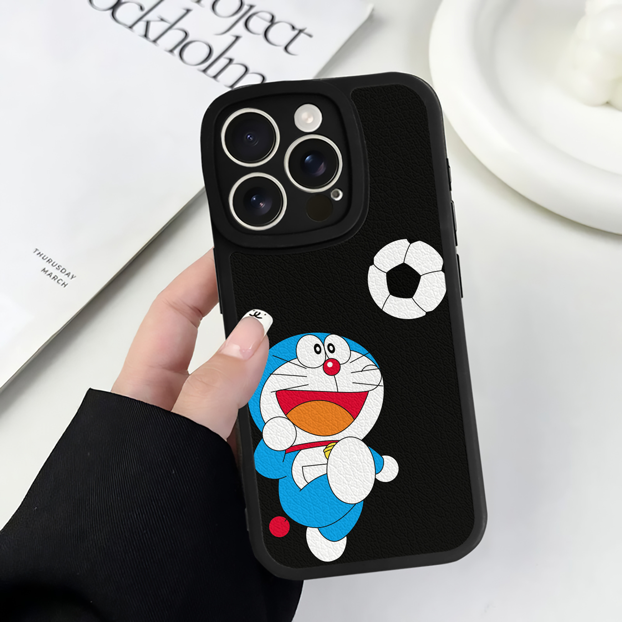 （画像用） ドラえもん Doraemon 【iPhone 16シリーズ対応】シリコンスマホケース（レザー調） 材質：シリコン